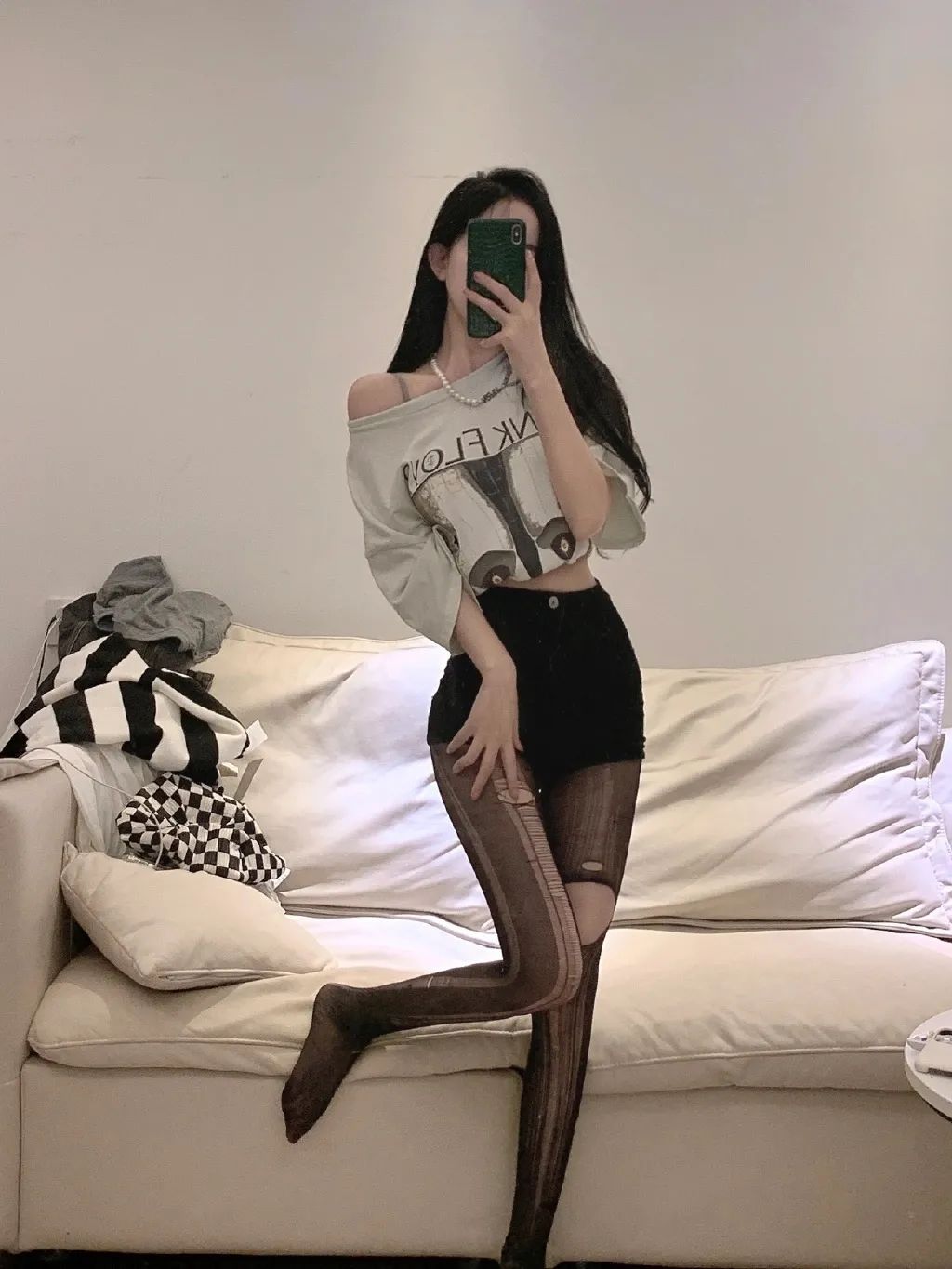 妹子絲襪都破了，好心疼??！插圖3